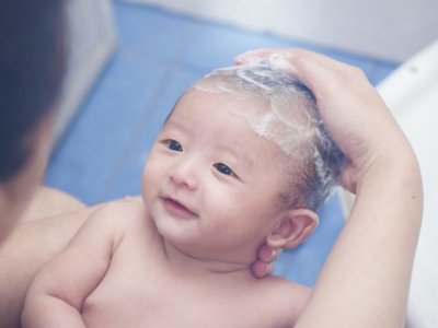 Así se supera la acuafobia de los primeros días (esto va para los papis) 