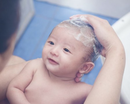 Así se supera la acuafobia de los primeros días (esto va para los papis)