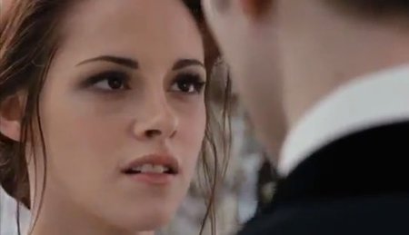 Kristen Stewart no se queja de su traje de bodas (como para hacerlo...)