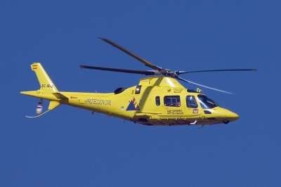 ¿Podríamos dar la vuelta al mundo mediante el efecto de ascender en helicóptero y esperar a que el lugar del destino si sitúe bajo nosotros?