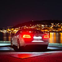 Tesla prometió a sus clientes que iban a pagar menos por su seguro, pero había una condición: no conducir de noche