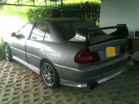 Mitsubishi Lancer EVO IV abandonado