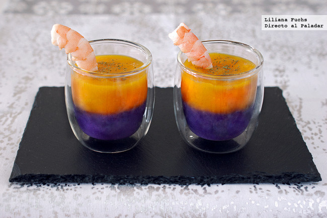 Vasitos bicolores de calabaza y lombarda con langostinos: receta para un aperitivo de fiesta