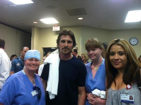 Sombrerazo a Christian Bale por estar al lado de los heridos de la matanza de Denver