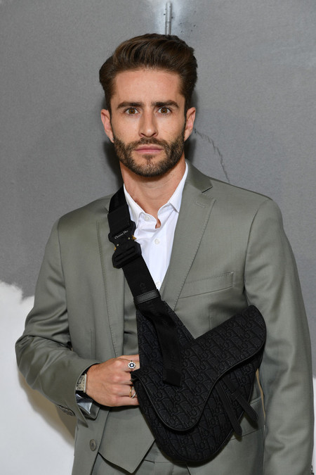 Pelayo Díaz de chanclas y con traje para el desfile de Alta Costura de Dior  en París