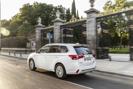 Mitsubishi Outlander PHEV 2019 trasera