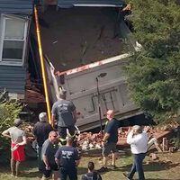 "Estaba empezando a derrumbarse, no podíamos hacer nada": el conductor de un camión se desmaya y acaba dentro de una casa. Tardaron tres horas en sacarlo de allí