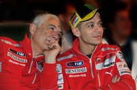 Valentino Rossi, su hombro y la aventura ducatista