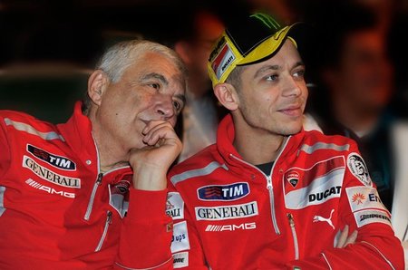 Valentino Rossi, su hombro y la aventura ducatista