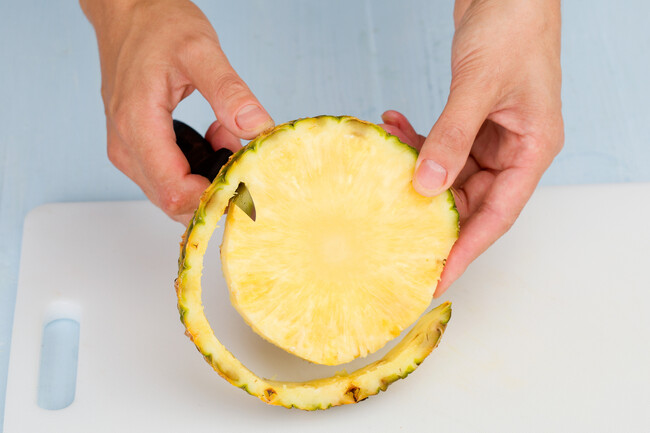 Cómo cortar y servir una piña fácilmente de varias formas diferentes ...