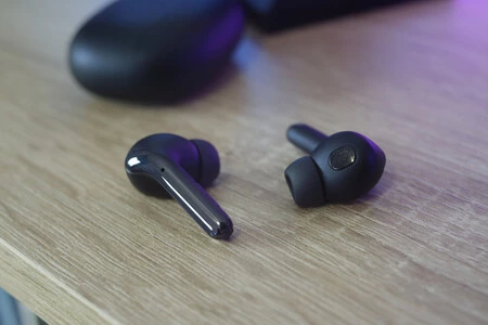 Algunos auriculares de Xiaomi tienen un modo que te permiten escuchar lo que hay a tu alrededor sin quitártelos