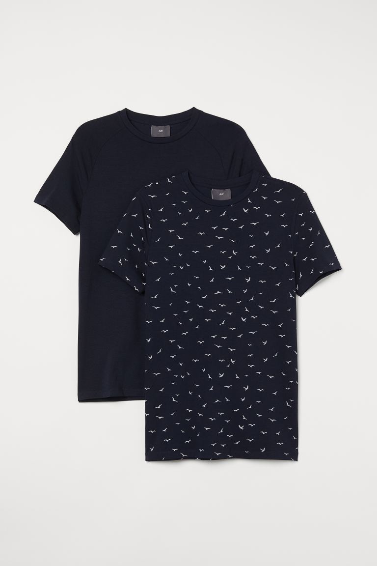 Camisetas en punto de algodón suave con cuello redondo de canalé y mangas raglán cortas. Un modelo con bolsillo superior. Muscle Fit – corte musculoso para realzar el torso. Estrecho en hombros y mangas para acentuar la figura.