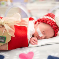 Preciosas fotos de bebés prematuros disfrazados de regalos de Navidad