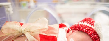 Preciosas fotos de bebés prematuros disfrazados de regalos de Navidad