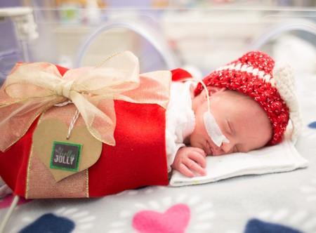 Preciosas fotos de bebés prematuros disfrazados de regalos de Navidad
