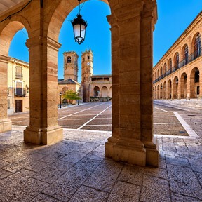 Casi nadie visita este pueblo español, pero su patrimonio renacentista parece una pequeña Florencia en mitad de La Mancha