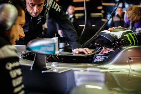 Jorge Lorenzo ya rueda a los mandos del Mercedes F1