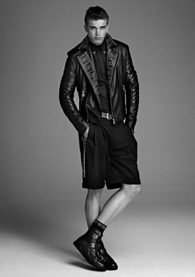 Un nuevo look de la colección de Versace para H&M