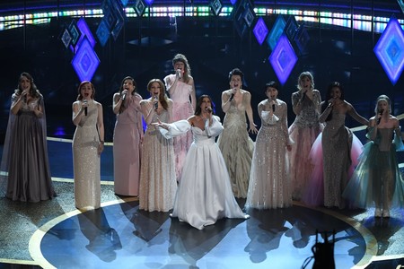 Las Elsas del mundo se reúnen en los Premios Oscar 2020 para una mágica interpretación de ‘Into the Unknown’, de 'Frozen 2'
