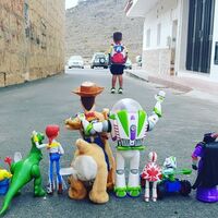 Los juguetes de Toy Story despiden a Enzo en su primer día de clase, y la foto se vuelve viral