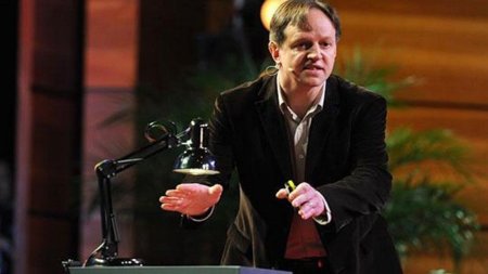 Harald Haas muestra un flexo con D-Light, su prototipo para las Comunicaciones por Luz Visible