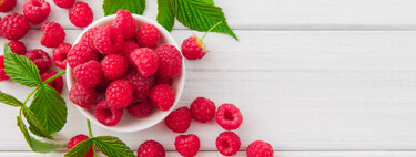 Frambuesas de temporada, una fruta de verano tan fresca como versátil: qué es, cómo prepararla y seis recetas para aprovecharla