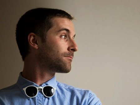 Olvídate de las pajaritas y atrévete a ponerte unas gafas en el cuello
