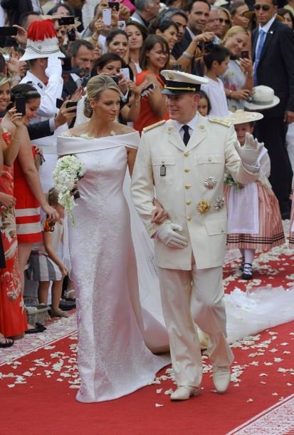 Boda Real en Mónaco: Alberto II lucía el uniforme de coronel de la compañía de Carabineros, Charlene clásica y de Armani Privè