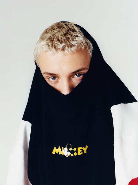 Bershka se rinde al encanto de Mickey Mouse en una colección con piezas unisex para otoño