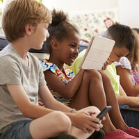 Los pediatras en contra de leer con pantallas: "La lectura en papel mejora la retención y comprensión de la información" 