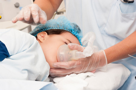 Muere una niña por una meningitis fulminante en Cataluña (y la vacuna sigue llegando con cuentagotas)