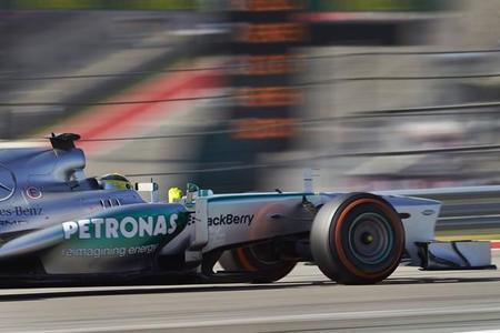 Nico Rosberg lidera una sesión de libres pasada por agua 