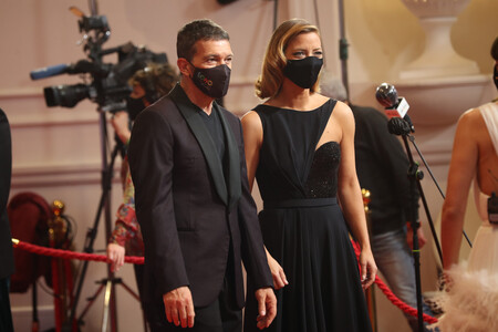 Antonio Banderas, medio elegante y medio informal como presentador de los Premios Goya 2021