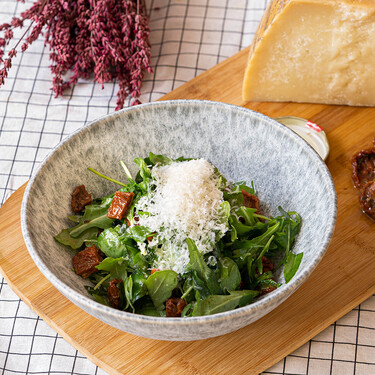 Ensalada de rúcula con tomate seco y queso parmesano, una receta para salir de la rutina
