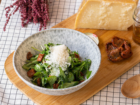 Ensalada de rúcula con tomate seco y queso parmesano, una receta para salir de la rutina