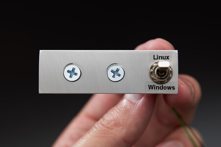 El dual boot nunca fue tan divertido: este usuario creó un interruptor para elegir si su PC arranca con Windows o Linux