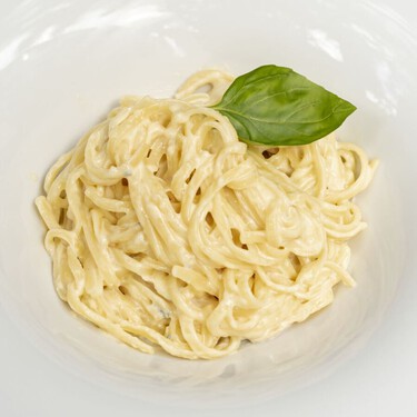 Más fácil que la carbonara y sin añadir nata, la pasta queda más cremosa y ligera con esta versión rica en proteínas