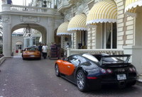 El Bugatti Veyron BBB del Sultán de Brunei acompañado por su escolta