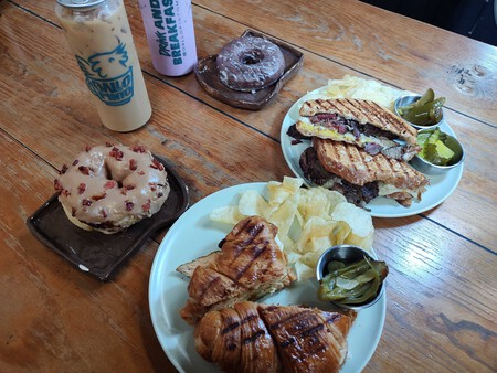 Sándwich de pastrami o de pollo ahumado y bebidas recién hechas pero enlatadas: así es el lugar de CDMX donde el desayuno no tiene horario