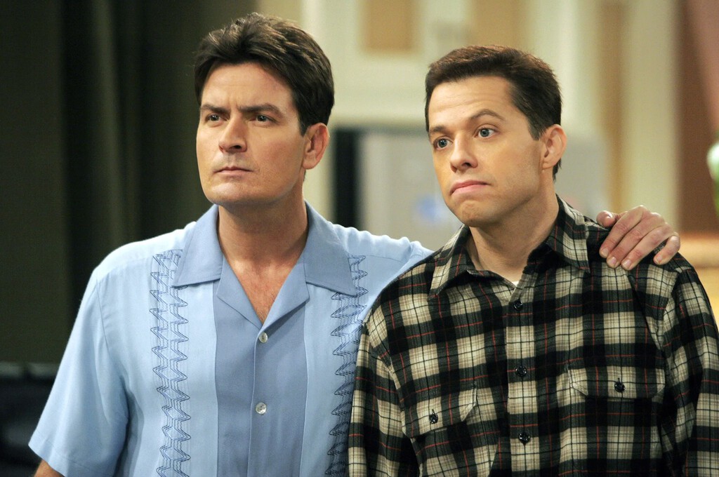 Jon Cryer asegura que cobraba un tercio de lo que ganaba Charlie Sheen en 'Dos hombres y medio' y le compara con Kim Jong-il. "Se comportaba como un loco" 