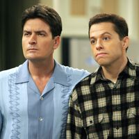 Jon Cryer asegura que cobraba un tercio de lo que ganaba Charlie Sheen en 'Dos hombres y medio' y le compara con Kim Jong-il. "Se comportaba como un loco" 