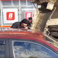 Venganza rusa: ella cambia su apellido por el nombre de un supermercado y él le llena el coche de hormigón