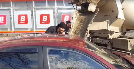 Venganza rusa: ella cambia su apellido por el nombre de un supermercado y él le llena el coche de hormigón