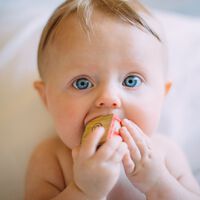 27 curiosos nombres para bebés que contienen todas las vocales y su significado 