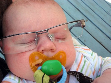 La mitad de los niños madrileños debería llevar gafas
