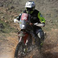 Drama en el Dakar. El piloto español Carles Falcón lucha por su vida tras sufrir un accidente en moto 