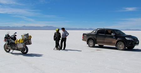 Todo lo que necesitas para la vuelta al mundo en tu vehículo. ¿Coche o moto?