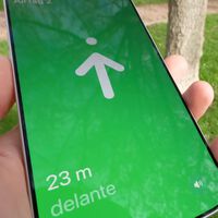 He probado el AirTag 2 frente al original en campo abierto y el cambio es rotundo. A partir del metro doce, el modelo antiguo no tiene "nada" que hacer