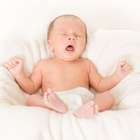 Mi bebé recién nacido estornuda mucho, ¿estará resfriado?