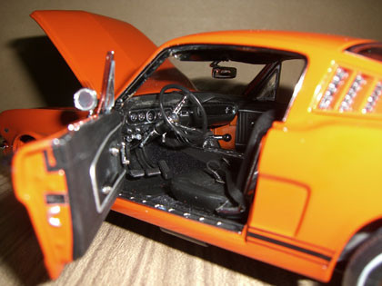 1965 Ford Mustang GT 2+2 Fastback a escala 1:18
